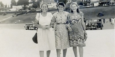 What’s old will be new again in Republican-led states as women are forced to wear dresses and skirts, though the woman in the centre would have to grow her hair longer under planned legislation. (Photo: Foto familiar en Mar del Plata, Argentina, 1948/Wikipedia)